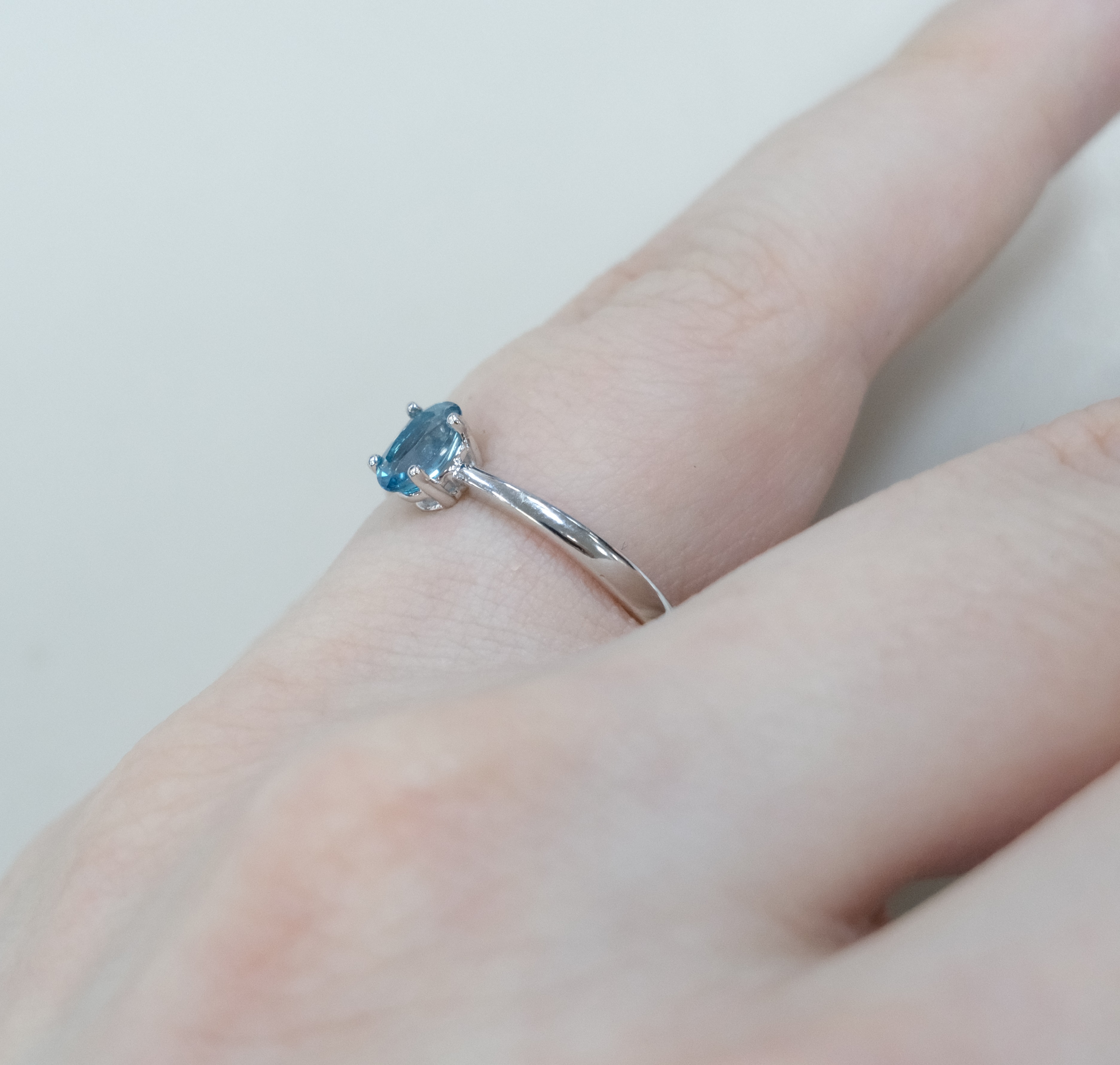 Серебряное кольцо с топазом Параиба